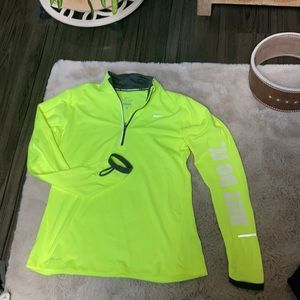 Women’s Med dry fit perfect condition